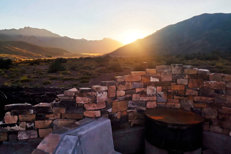 fogon al atardecer pueblo andino