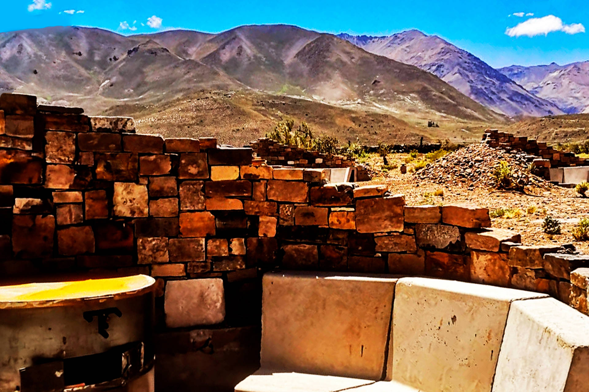 living exterior con fogon pueblo andino